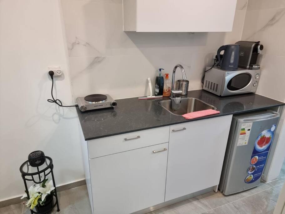 דירת זוּגַג מפנקת עם מרפסת משגעת ונוף למפרץ. Apartment Eilat Ngoại thất bức ảnh