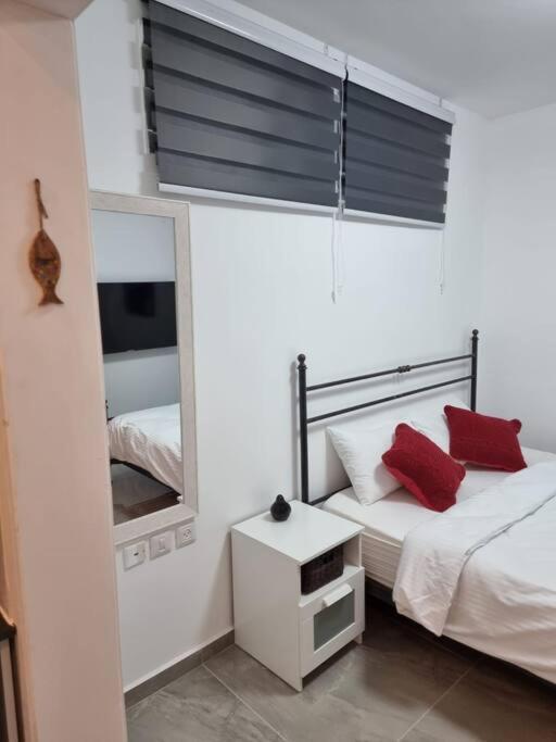 דירת זוּגַג מפנקת עם מרפסת משגעת ונוף למפרץ. Apartment Eilat Ngoại thất bức ảnh