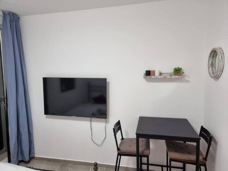 דירת זוּגַג מפנקת עם מרפסת משגעת ונוף למפרץ. Apartment Eilat Ngoại thất bức ảnh