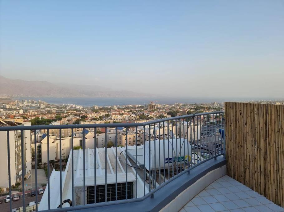 דירת זוּגַג מפנקת עם מרפסת משגעת ונוף למפרץ. Apartment Eilat Ngoại thất bức ảnh