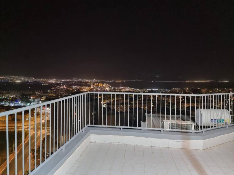 דירת זוּגַג מפנקת עם מרפסת משגעת ונוף למפרץ. Apartment Eilat Ngoại thất bức ảnh
